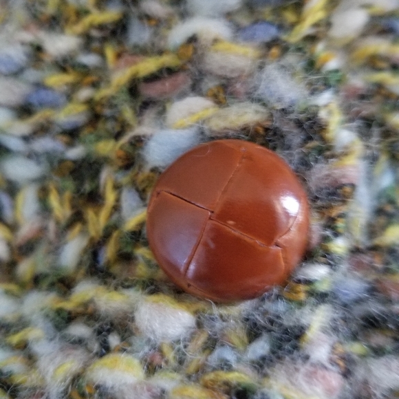 Wool cropped cardigan sweater. Size Medium. Hand Knit by Dollie, wood buttons - Picture 11 of 11